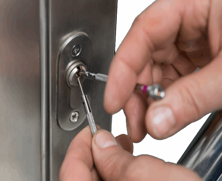 lockpicker-fixing-door-handle-at-home-334rfk2