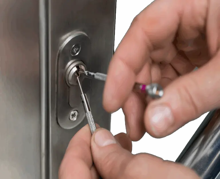 lockpicker-fixing-door-handle-at-home-334rfk2